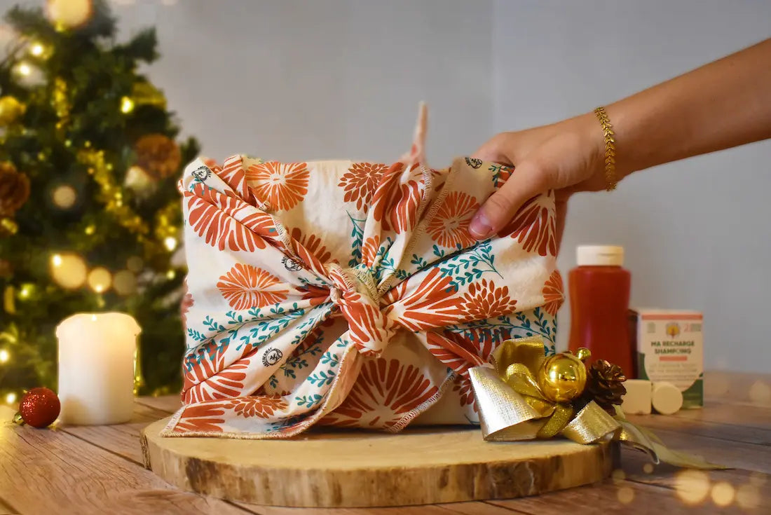 Charger la vidéo : emballer cadeau furoshiki