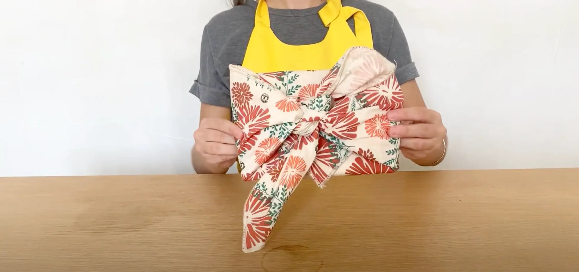 Charger la vidéo : emballer cadeau tissu furoshiki